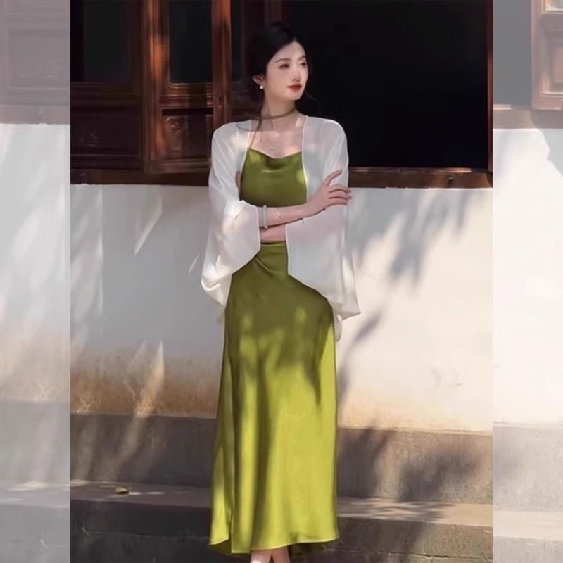 果綠緞面吊帶裙