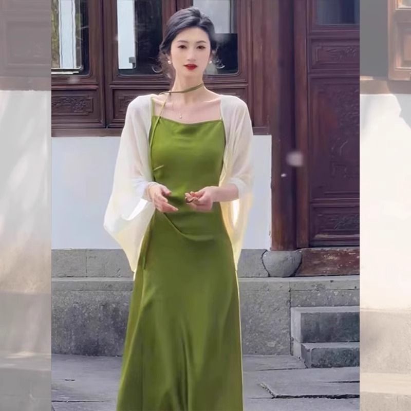 果綠緞面吊帶裙