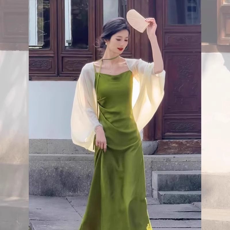 果綠緞面吊帶裙